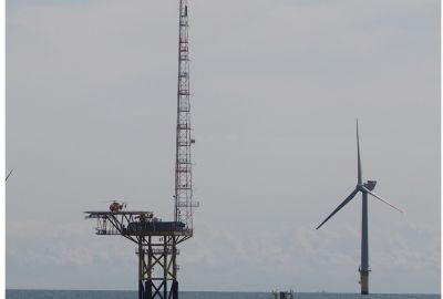 LIDAR Messboje vor der FINO1 Plattform und einer WEA des Windparks DanTysk